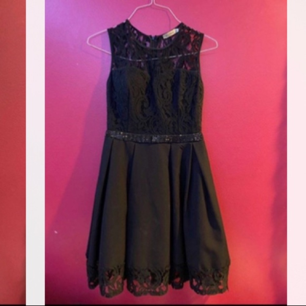 Juniors dress black